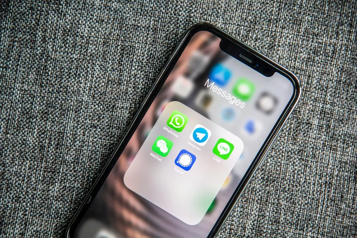 Elinde telefonuyla mesajlaşan bir kişi